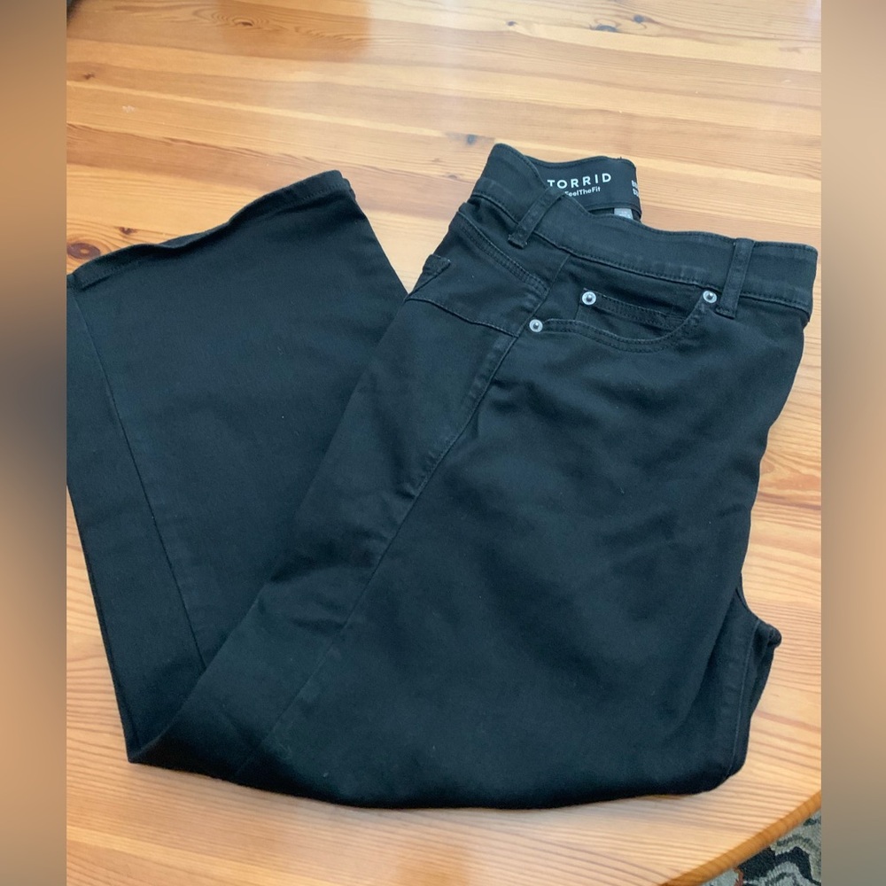 EUC - TORRID BOMBSHELL WIDE LEG SUPER SOFT CROP JEANS - SIZE 10 DARK BLACK
